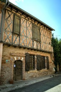 Hébergé dans une ancienne maison bourgeoise à colombage du XVIIᵉ siècle, le musée Calbet est un musée d'arts et traditions populaires situé à Grisolles, dans le Tarn-et-Garonne, en Occitanie.