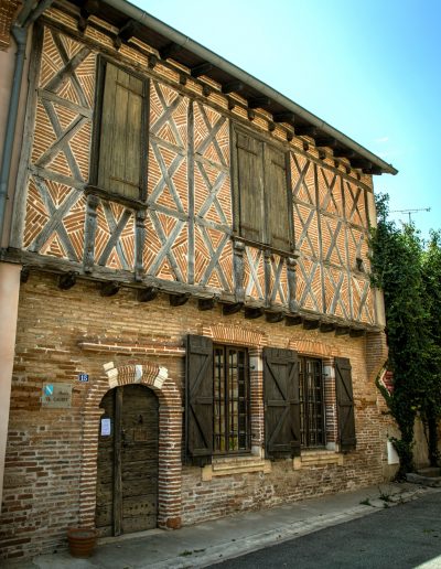 Hébergé dans une ancienne maison bourgeoise à colombage du XVIIᵉ siècle, le musée Calbet est un musée d'arts et traditions populaires situé à Grisolles, dans le Tarn-et-Garonne, en Occitanie.
